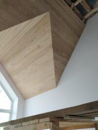 989744